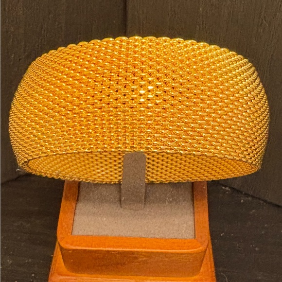 OHJ Jewelry - OHJ bracelet vintage gold tone mesh sz 7.5 flexible nice weight! 1” wide bangle